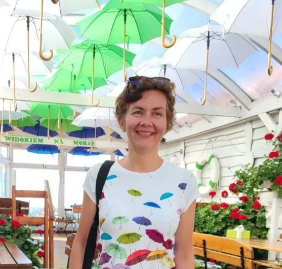 Joanna Głogowska - terapeutka integracji sensorycznej, pedagog i wychowawca z wieloletnim doświadczeniem. Z wykształcenia tyflopedagog. Założycielka Zmysłusia czyli gabinetu integracji sensorycznej w Warszawie